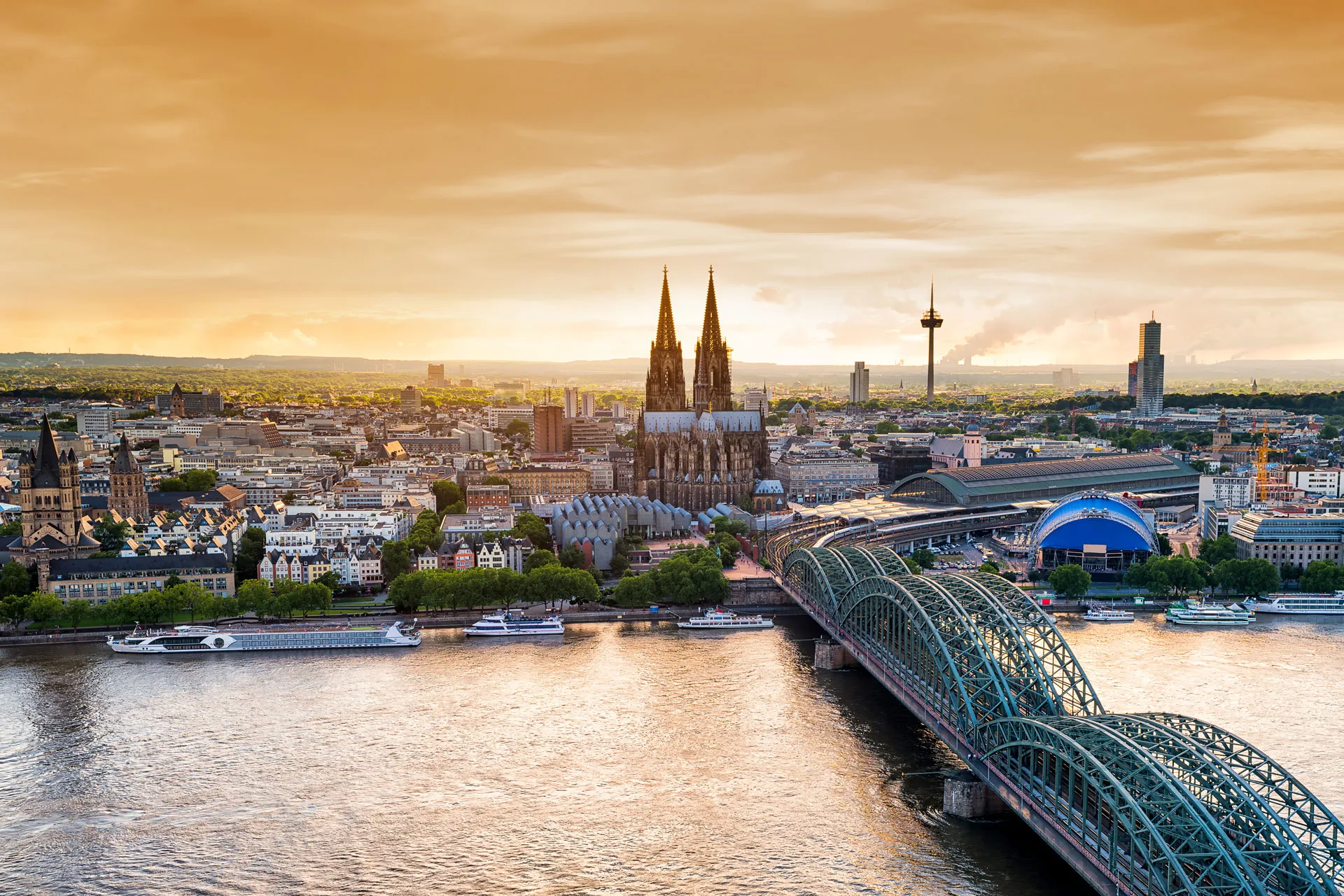 Panorama von Köln mit Dom, Rhein und Hohenzollernbrücke